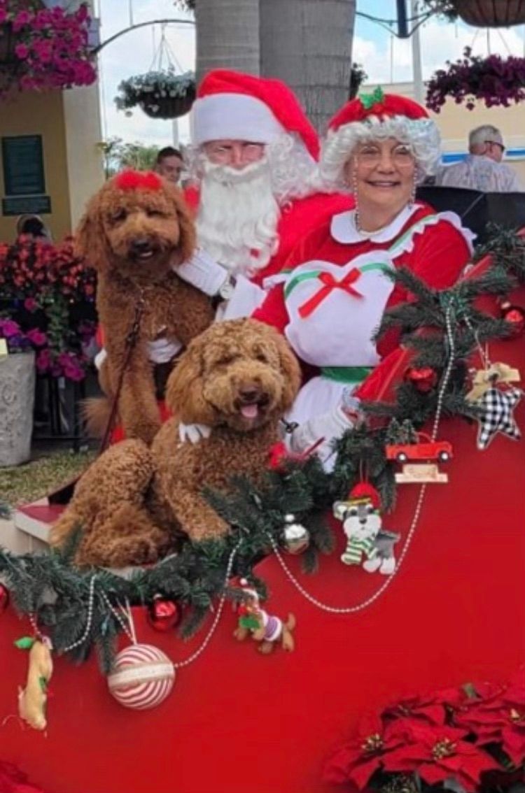 Nelly and Lucia with Mr and Mrs. Claus.